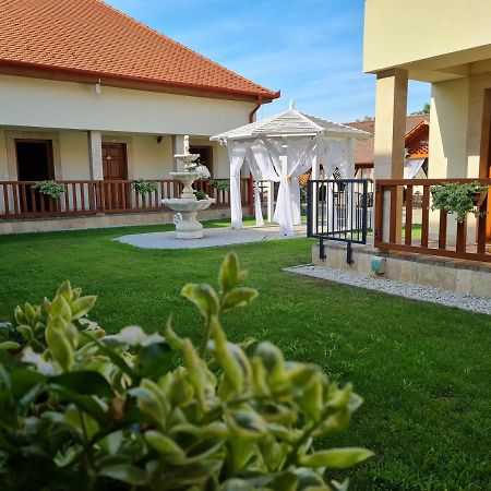 Toroes Panzio Bed and Breakfast Szabolcs Buitenkant foto