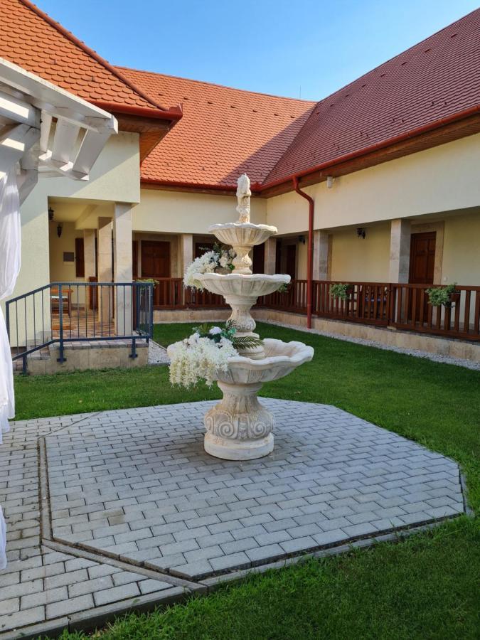 Toroes Panzio Bed and Breakfast Szabolcs Buitenkant foto