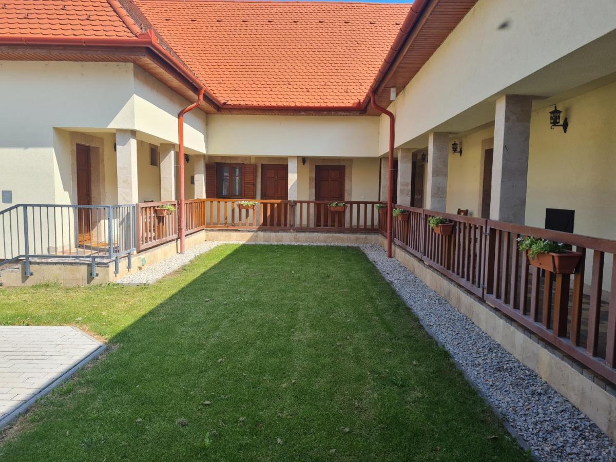 Toroes Panzio Bed and Breakfast Szabolcs Buitenkant foto